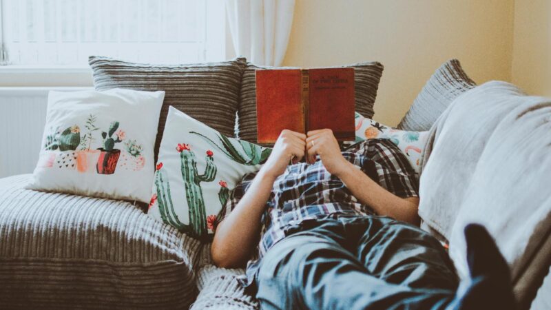 Pourquoi un coussin de lecture change tout pour les amoureux des livres ?