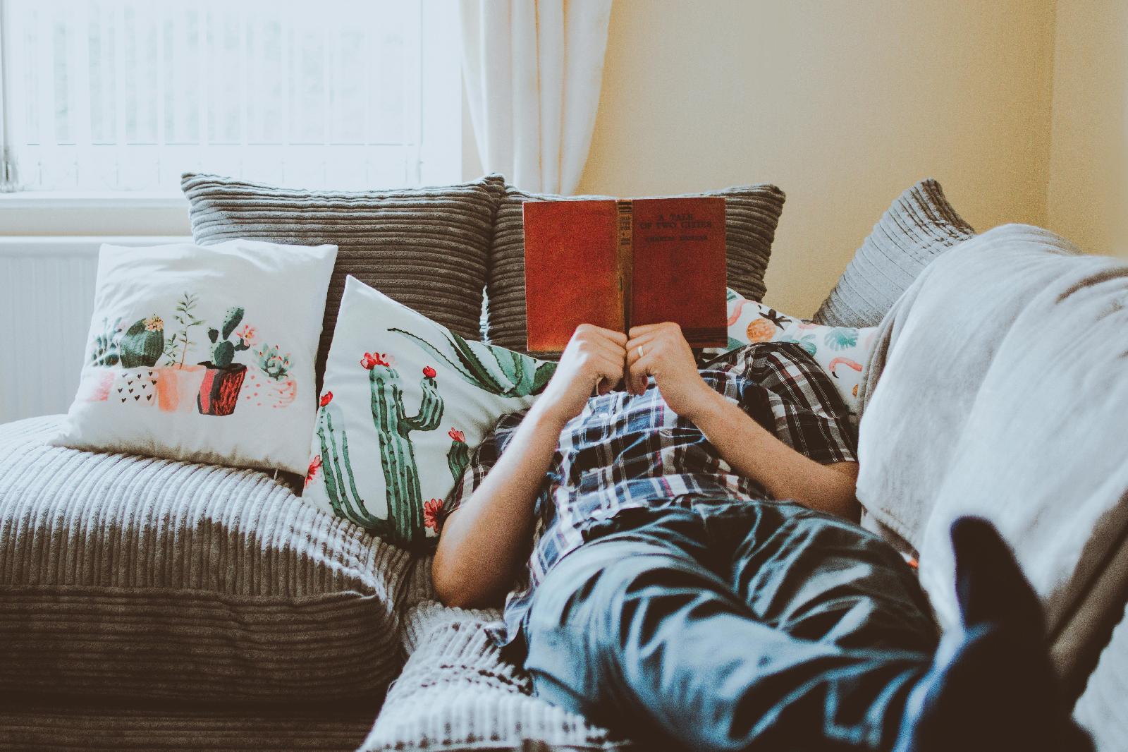 Pourquoi un coussin de lecture change tout pour les amoureux des livres ?